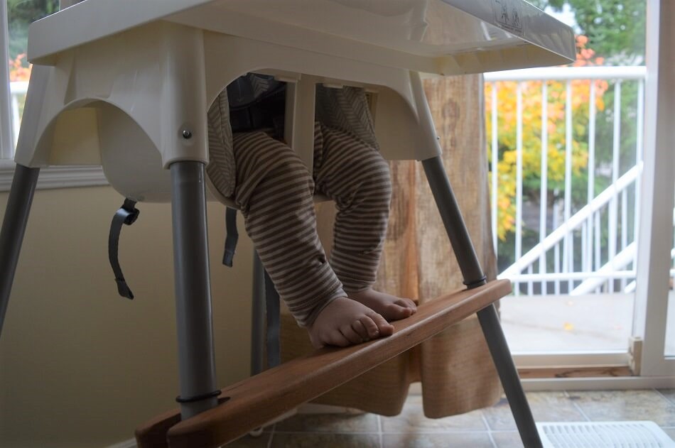 https://www.kidecology.com/images/high-chair-feet-position.jpg